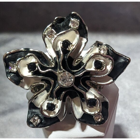 Chunky Floral Black And White Stretch Statement Ring Size 6 1/2 - Picture 10 of 16